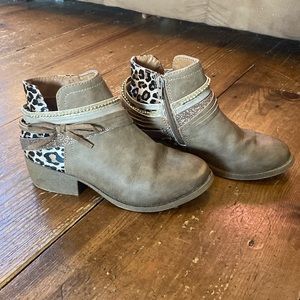 Jellypop Zip Up Faux Leather Ankle Booties, Leopard, Glitter Accents size 3